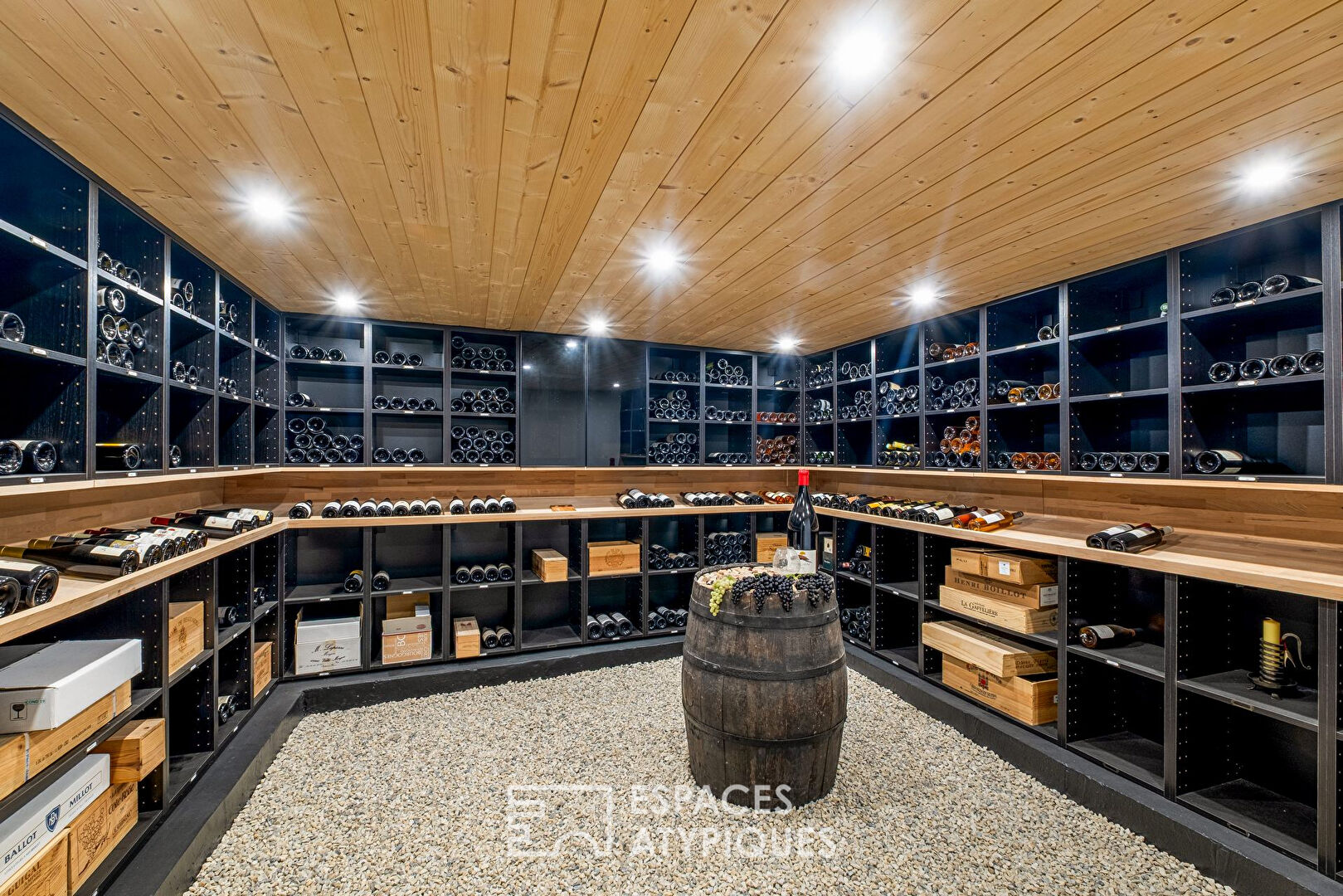 Ancien corps de ferme rénové en esprit loft avec vue panoramique