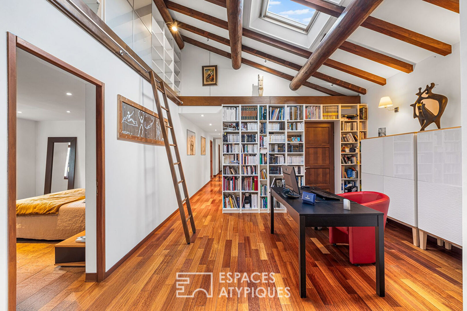 Ancien corps de ferme rénové en esprit loft avec vue panoramique