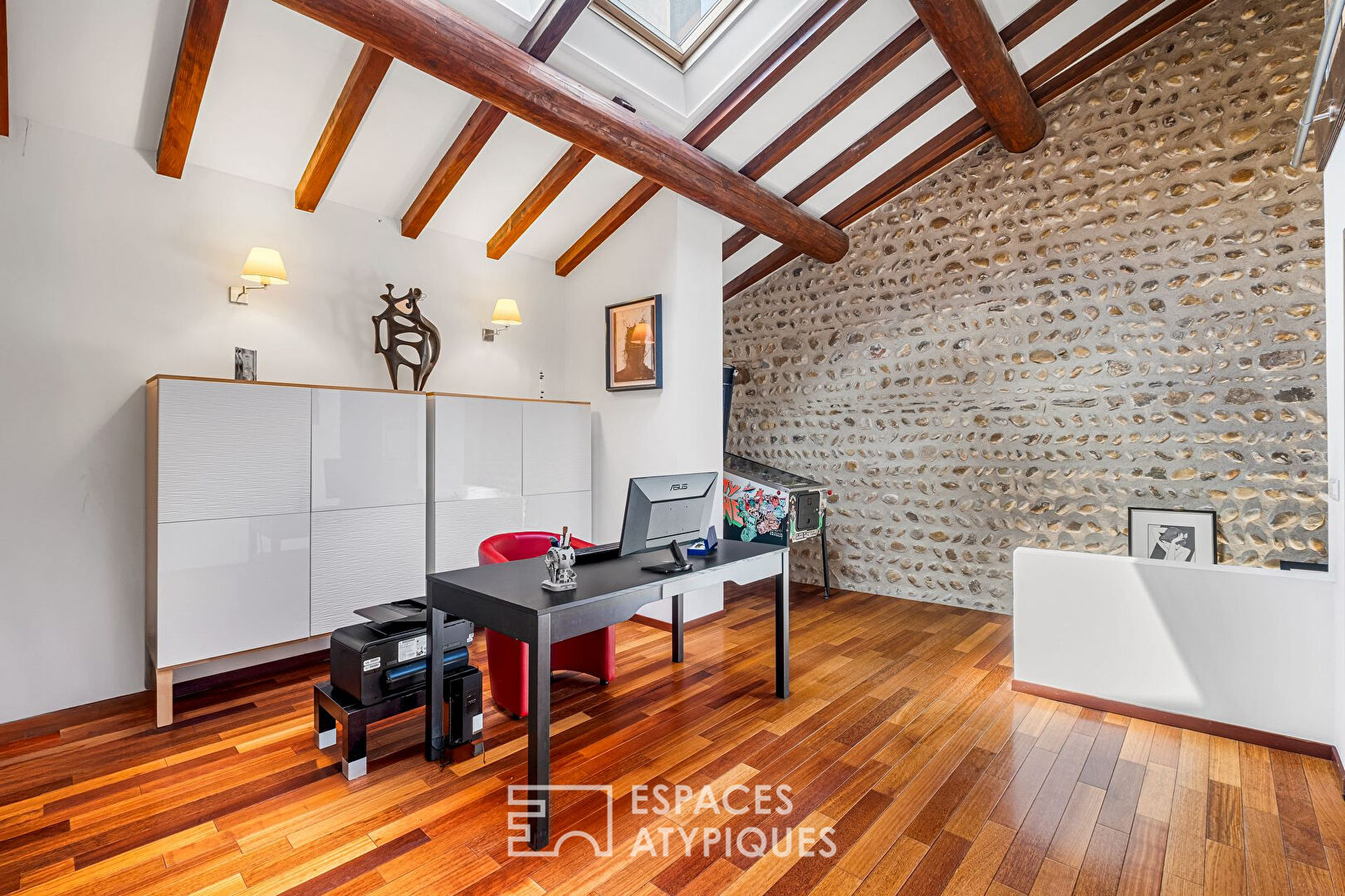 Ancien corps de ferme rénové en esprit loft avec vue panoramique