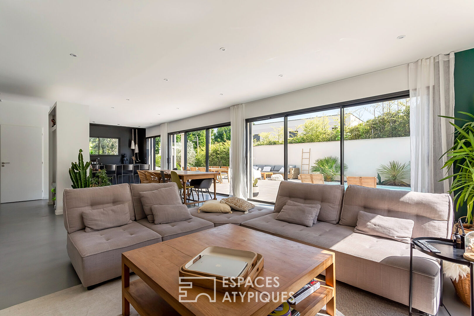 Maison contemporaine avec piscine