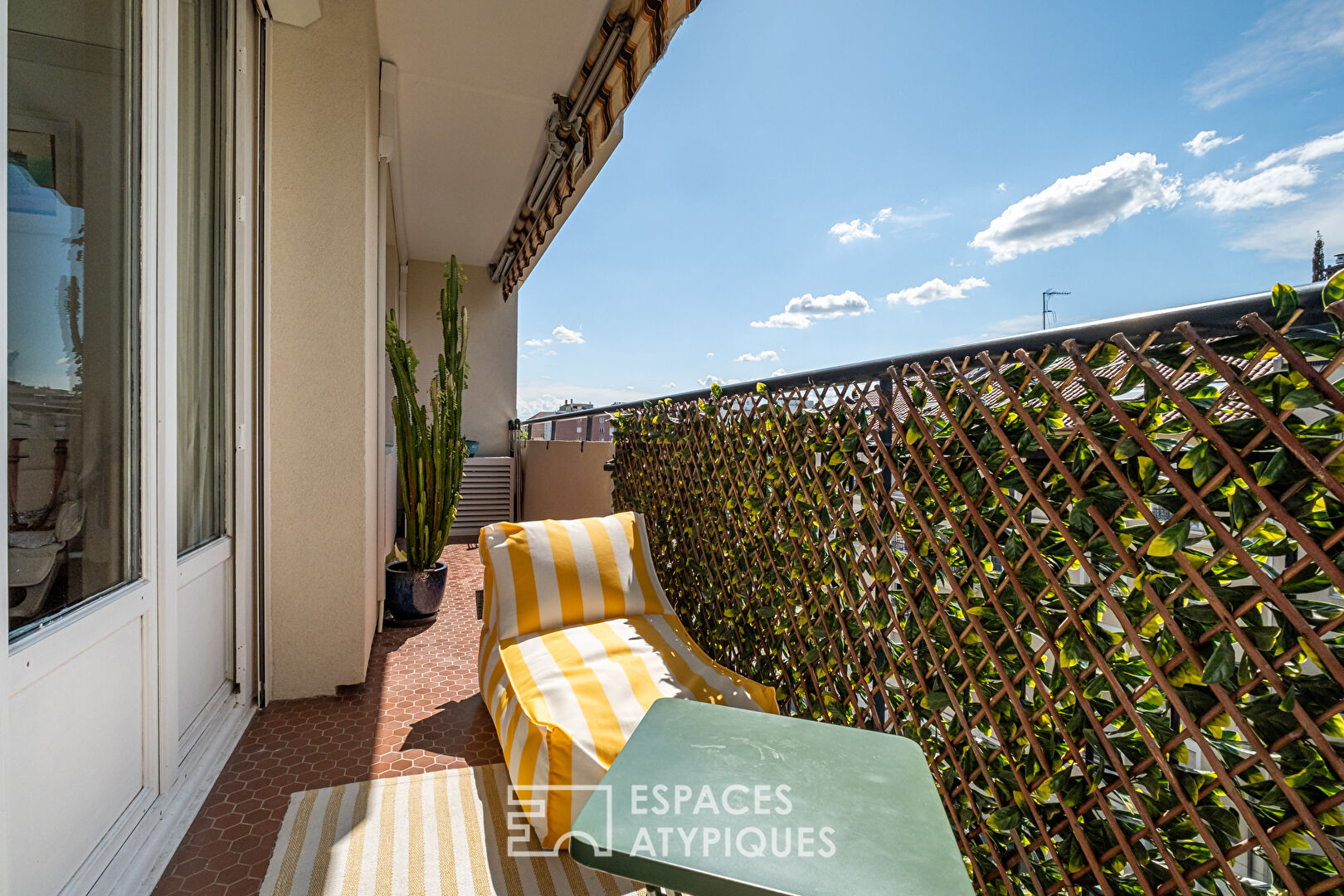 Rénovation contemporaine avec balcon à Monplaisir