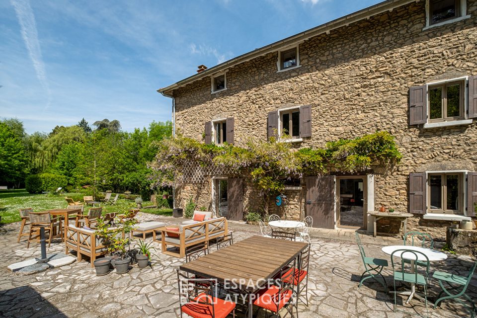 Ancien relais de diligence avec jardin bucolique dans les monts du lyonnais