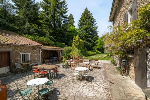 Ancien relais de diligence avec jardin bucolique dans les monts du lyonnais