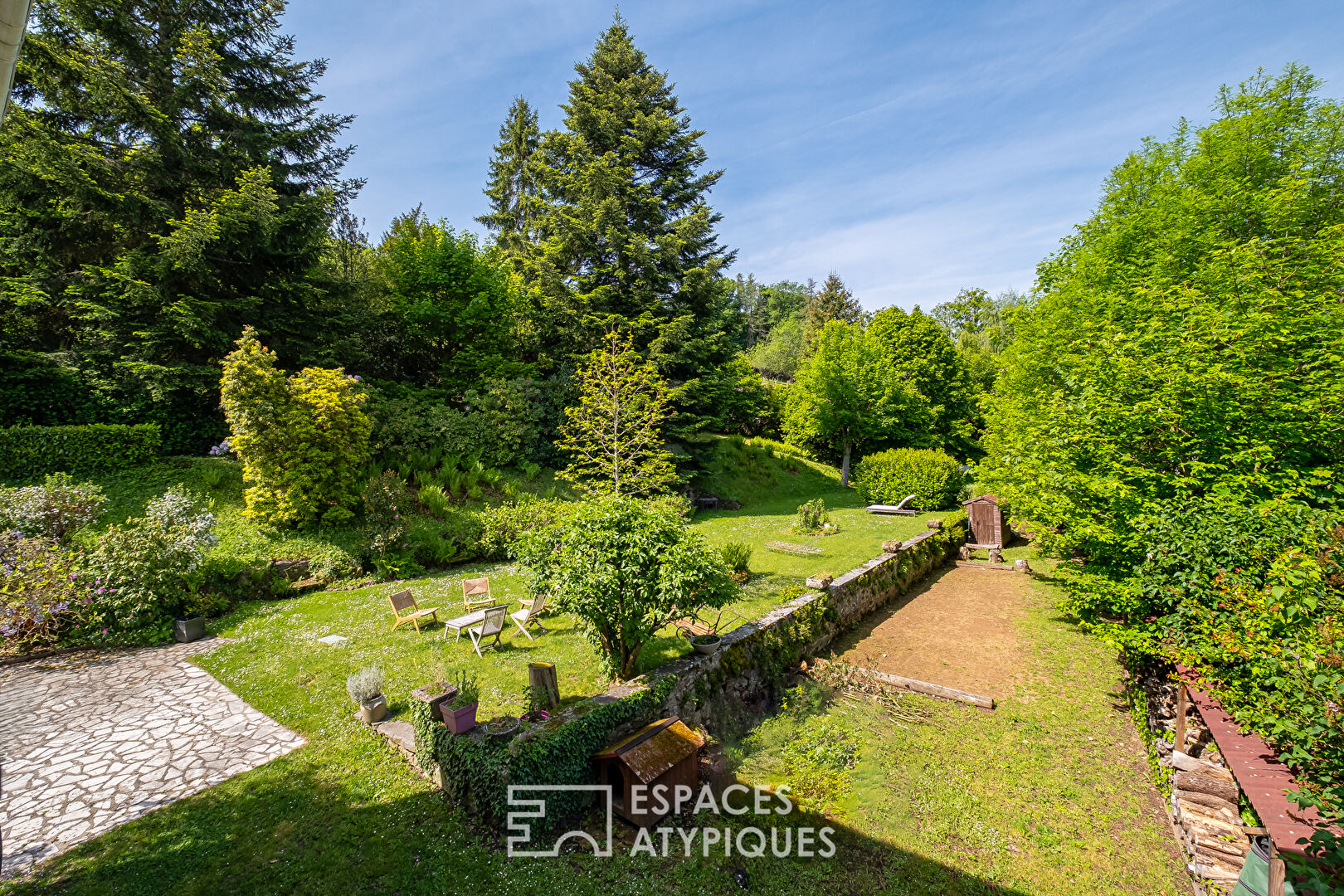 Ancien relais de diligence avec jardin bucolique dans les monts du lyonnais