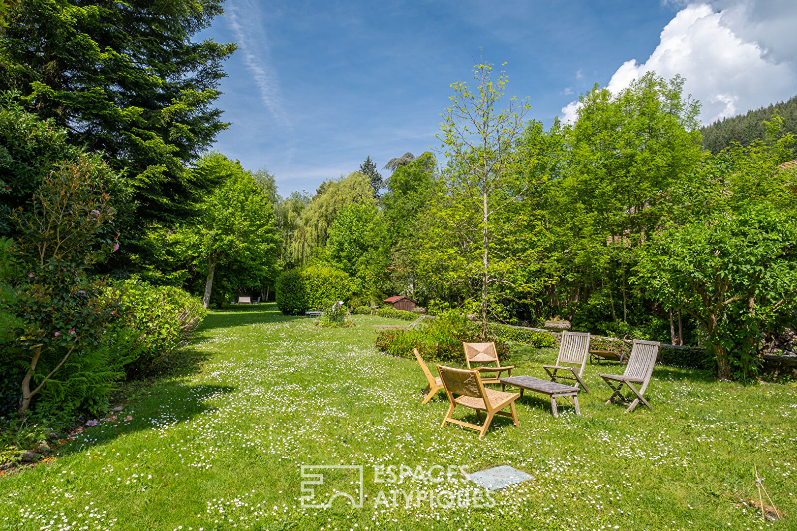Ancien relais de diligence avec jardin bucolique dans les monts du lyonnais