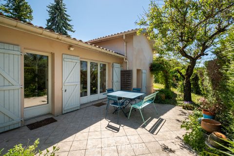 Ancienne orangerie dans un prieuré avec jardin intimiste