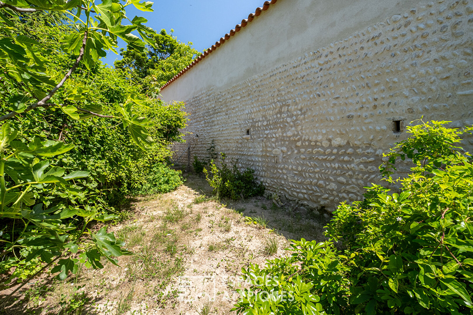 Ancienne orangerie dans un prieuré avec jardin intimiste