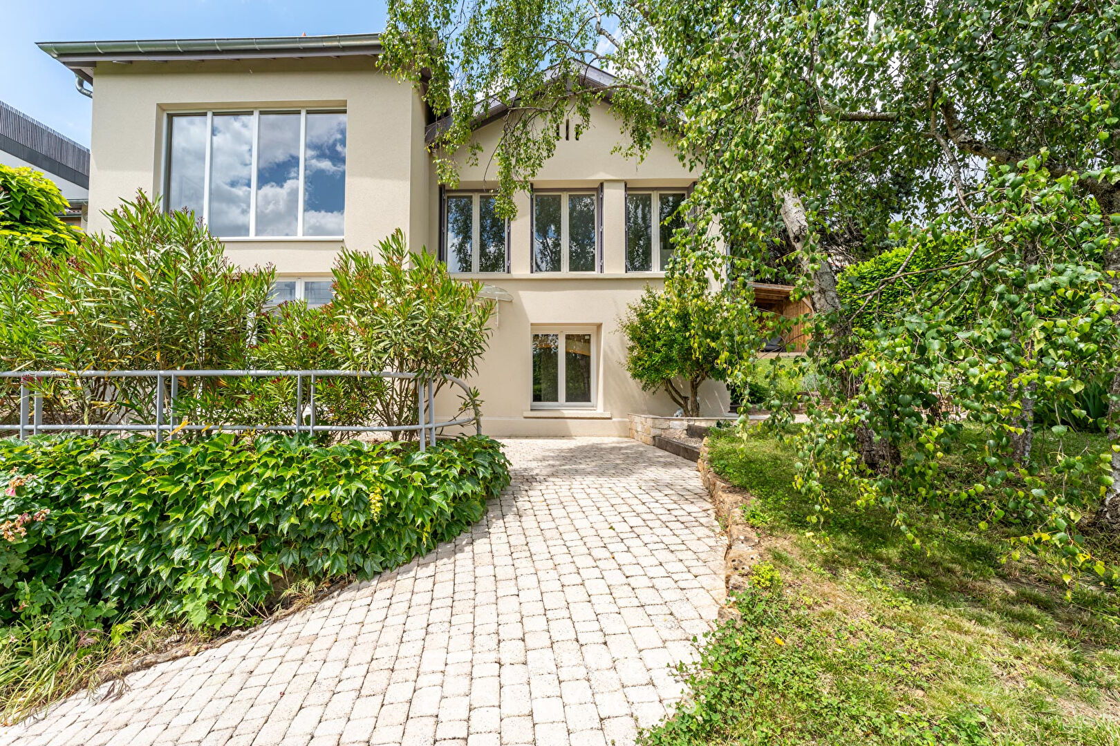Maison de 1950 rénovée avec extension contemporaine et vue