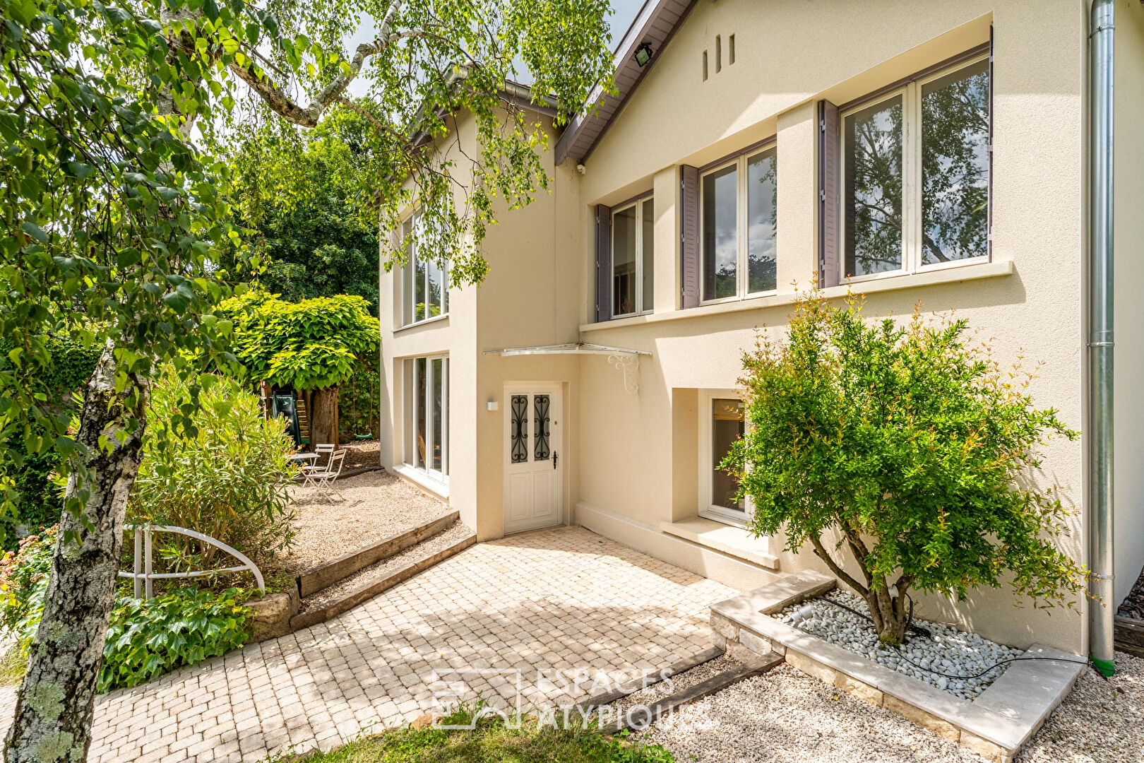 Maison de 1950 rénovée avec extension contemporaine et vue