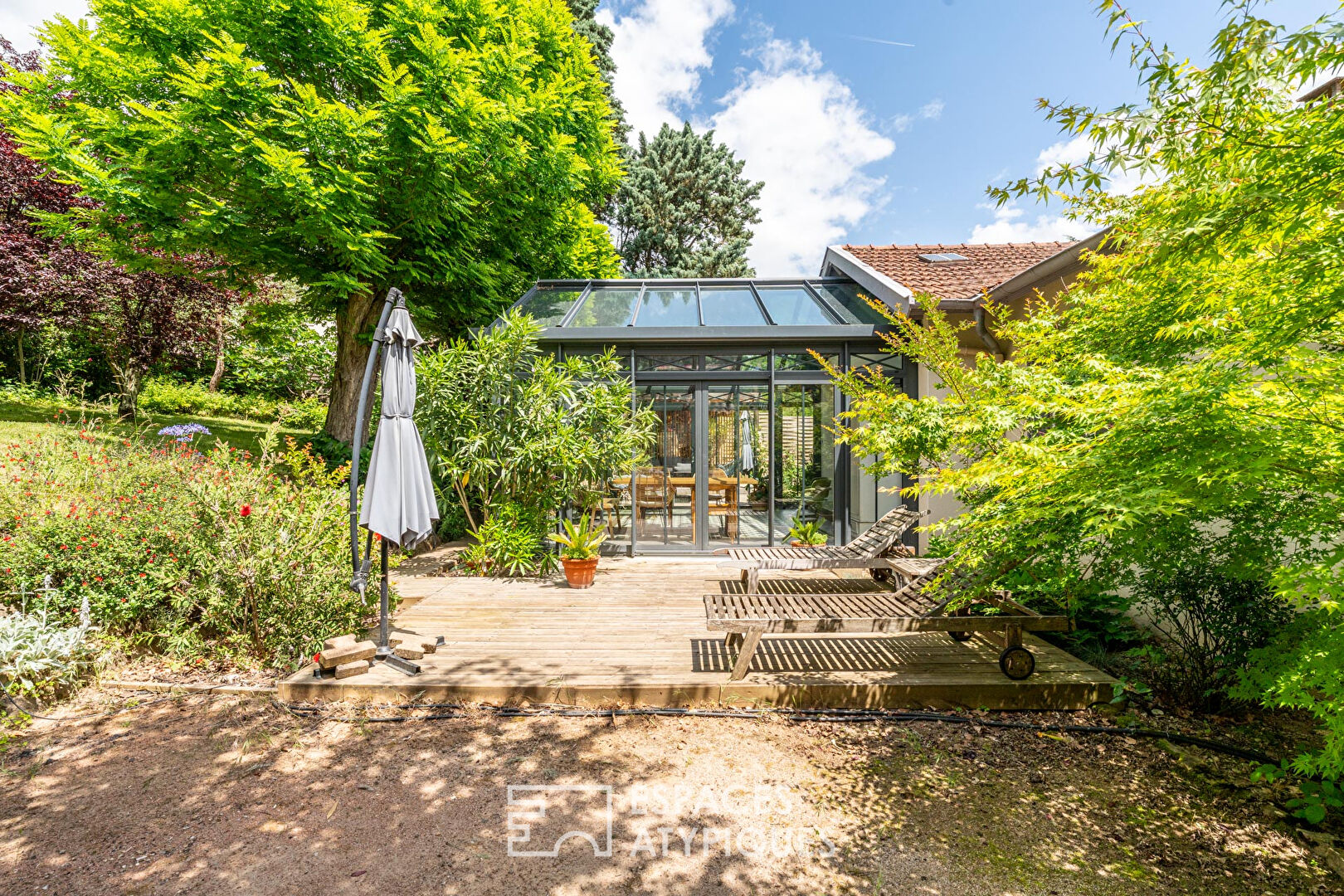 Maison de 1950 rénovée avec extension contemporaine et vue