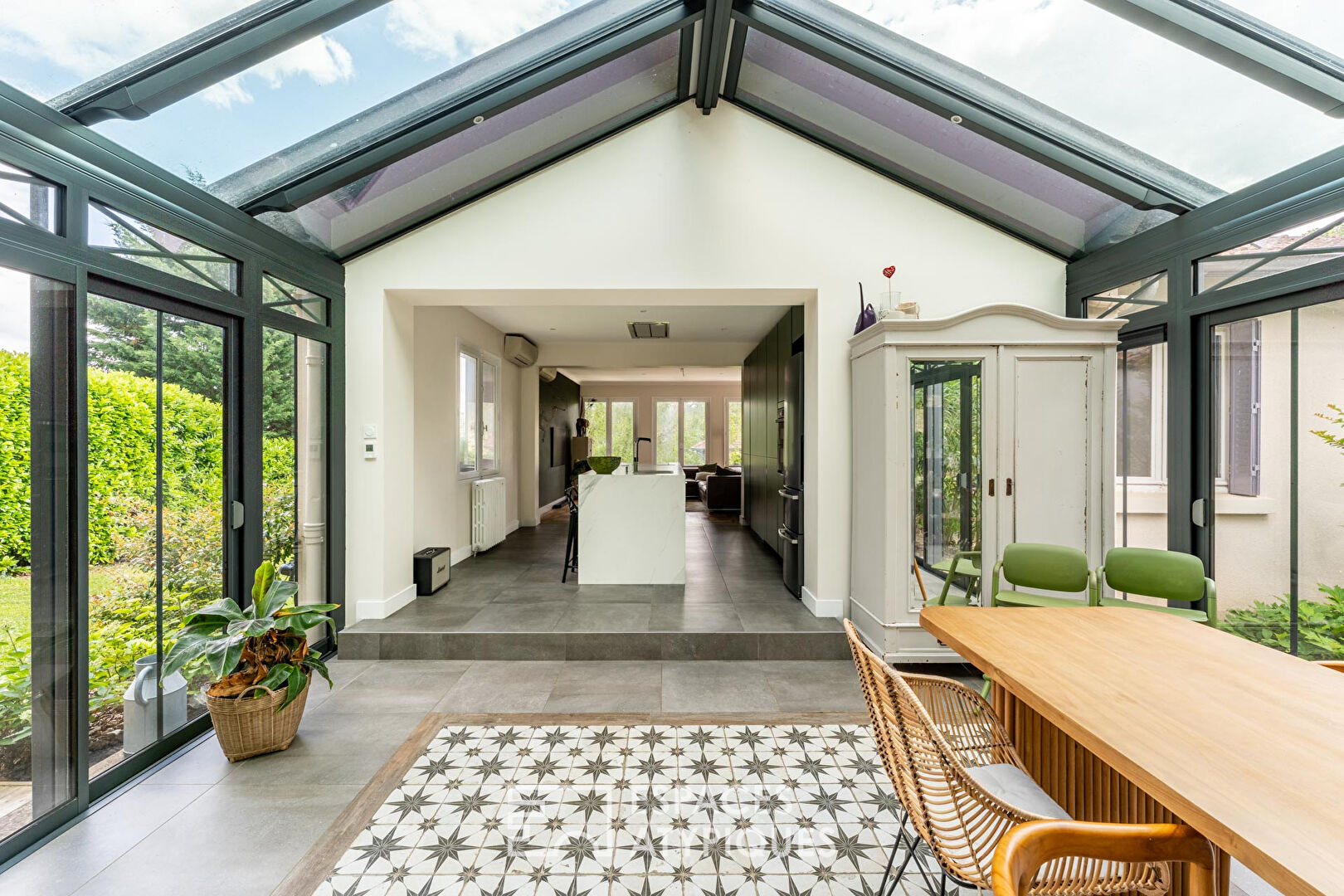 Maison de 1950 rénovée avec extension contemporaine et vue