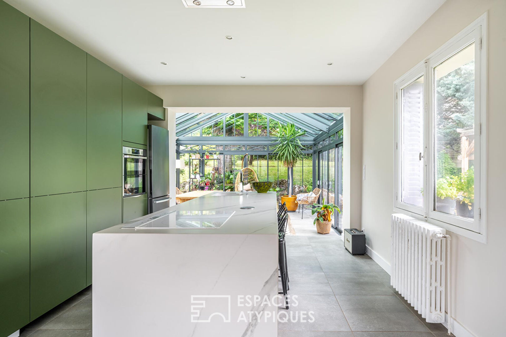 Maison de 1950 rénovée avec extension contemporaine et vue