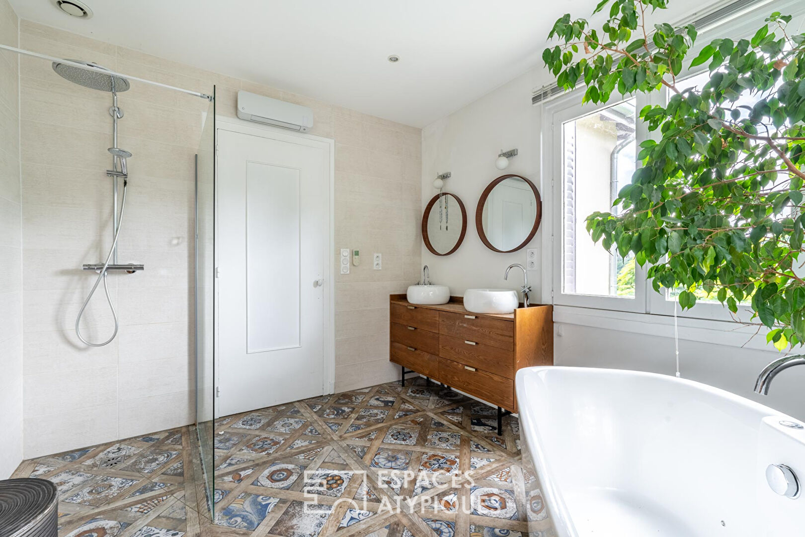 Maison de 1950 rénovée avec extension contemporaine et vue