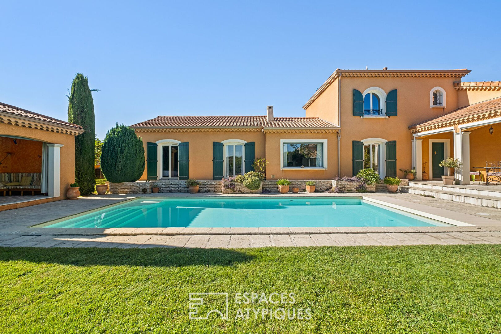 Maison au style provençal avec piscine proche du centre des Côtes d’Arey