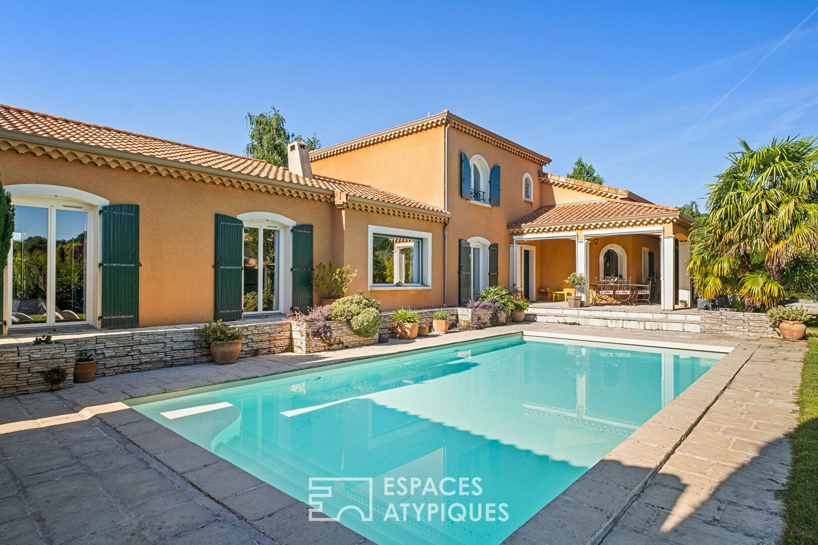 Maison au style provençal avec piscine proche du centre des Côtes d’Arey
