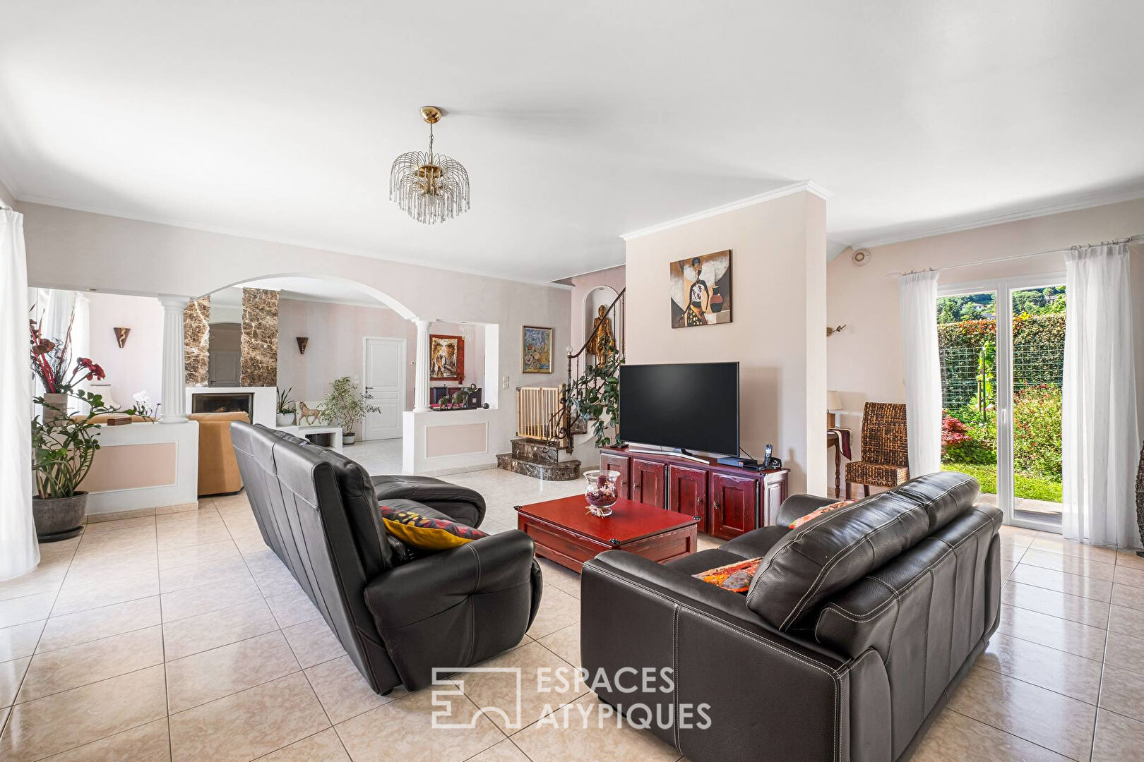 Maison au style provençal avec piscine proche du centre des Côtes d’Arey