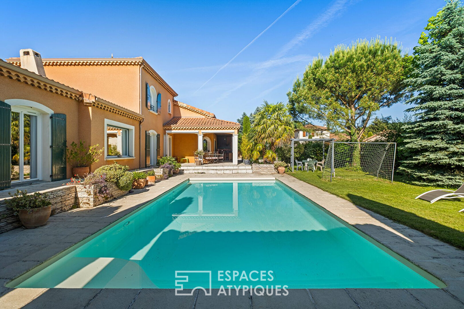 Maison au style provençal avec piscine proche du centre des Côtes d’Arey