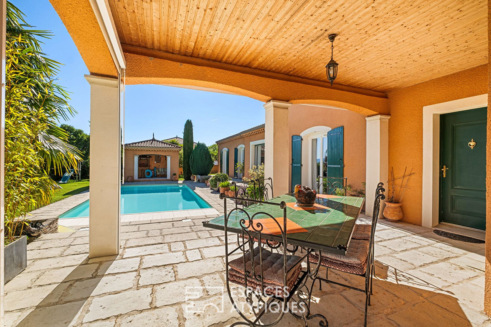 Maison au style provençal avec piscine proche du centre des Côtes d’Arey