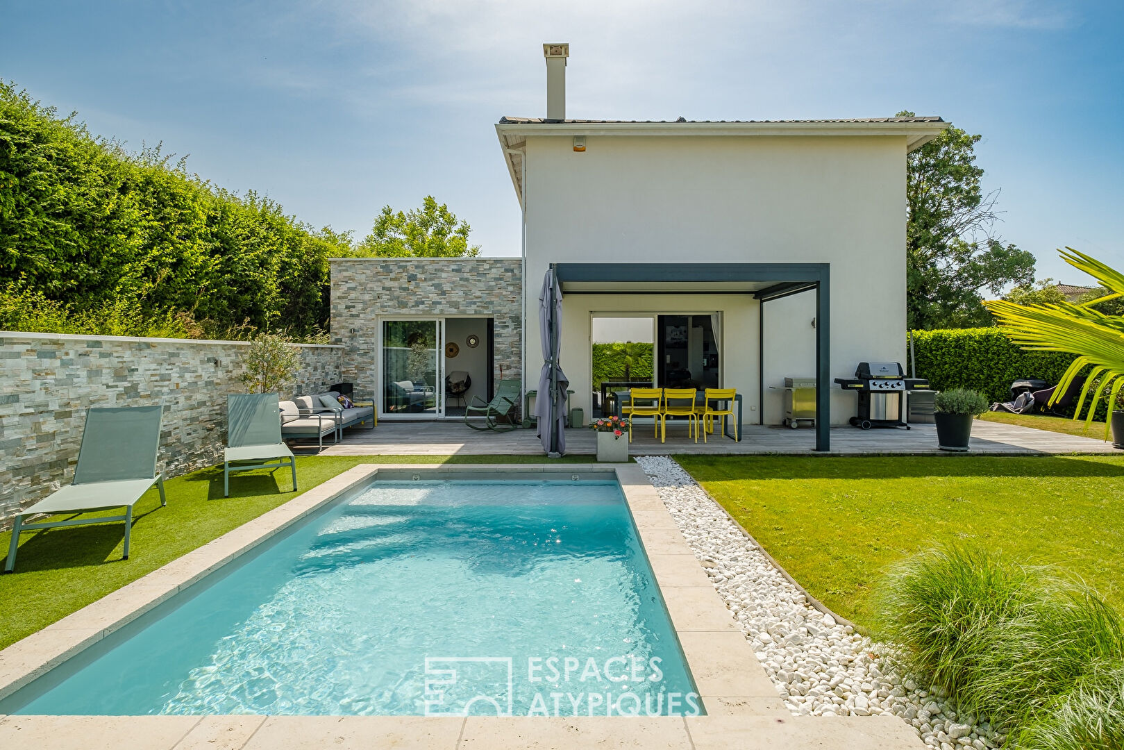 Quiet house in a cul-de-sac with garden and swimming pool
