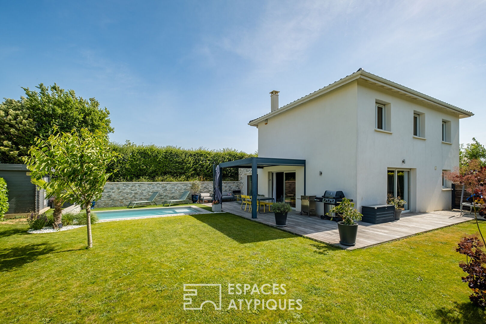 Quiet house in a cul-de-sac with garden and swimming pool