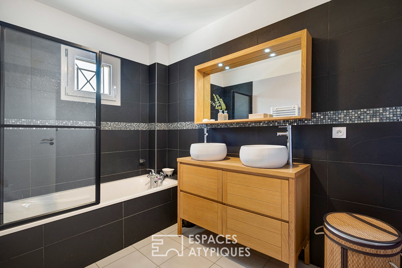Quiet house in a cul-de-sac with garden and swimming pool