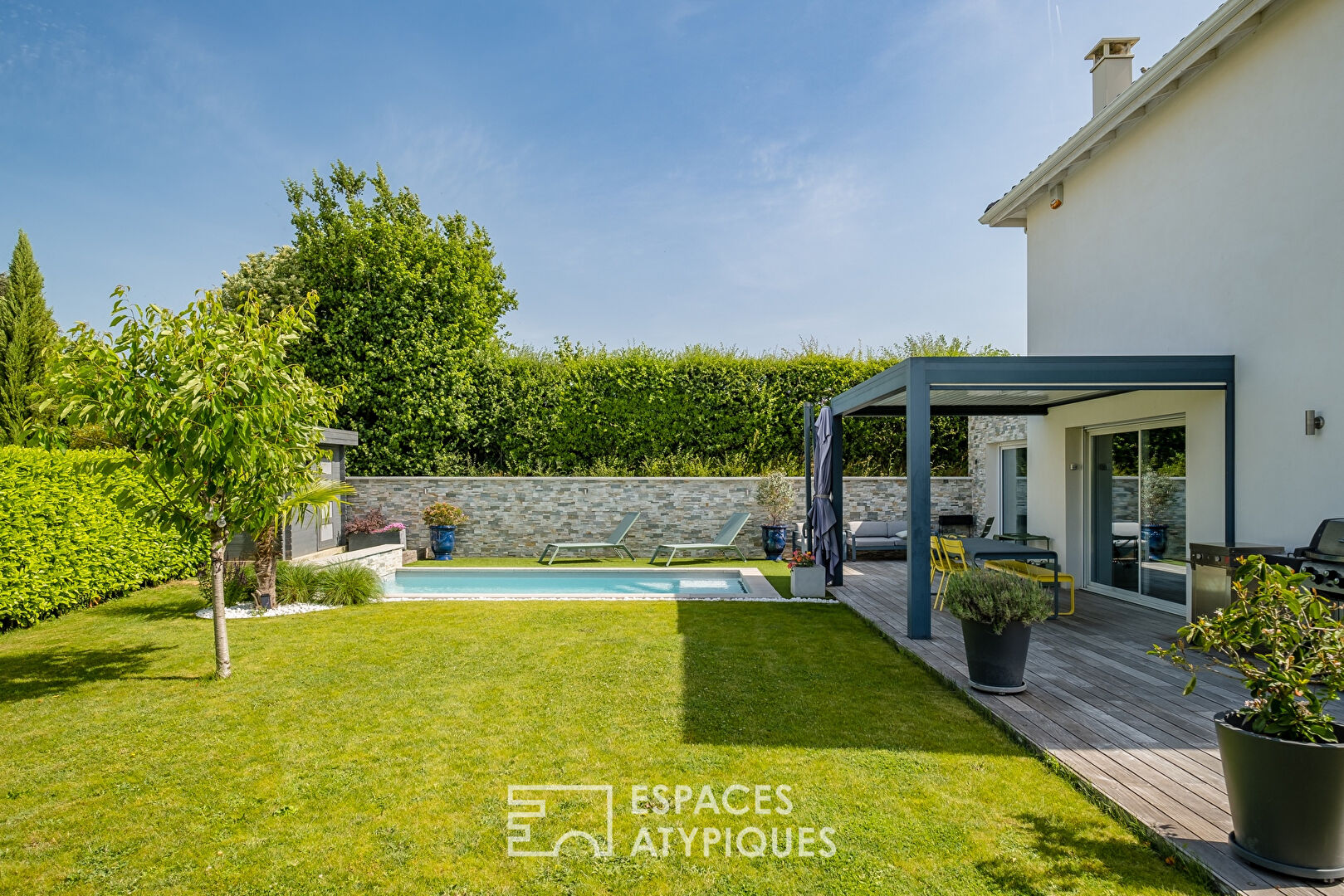Quiet house in a cul-de-sac with garden and swimming pool