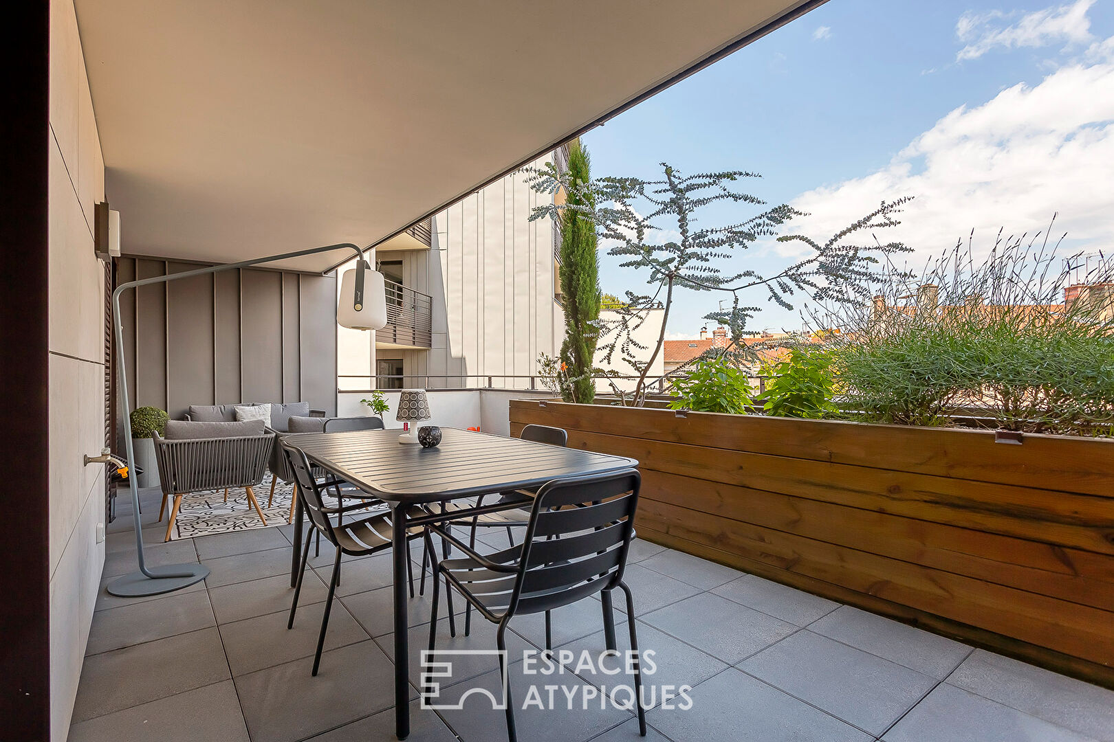 Appartement contemporain avec terrasse et vue dégagée