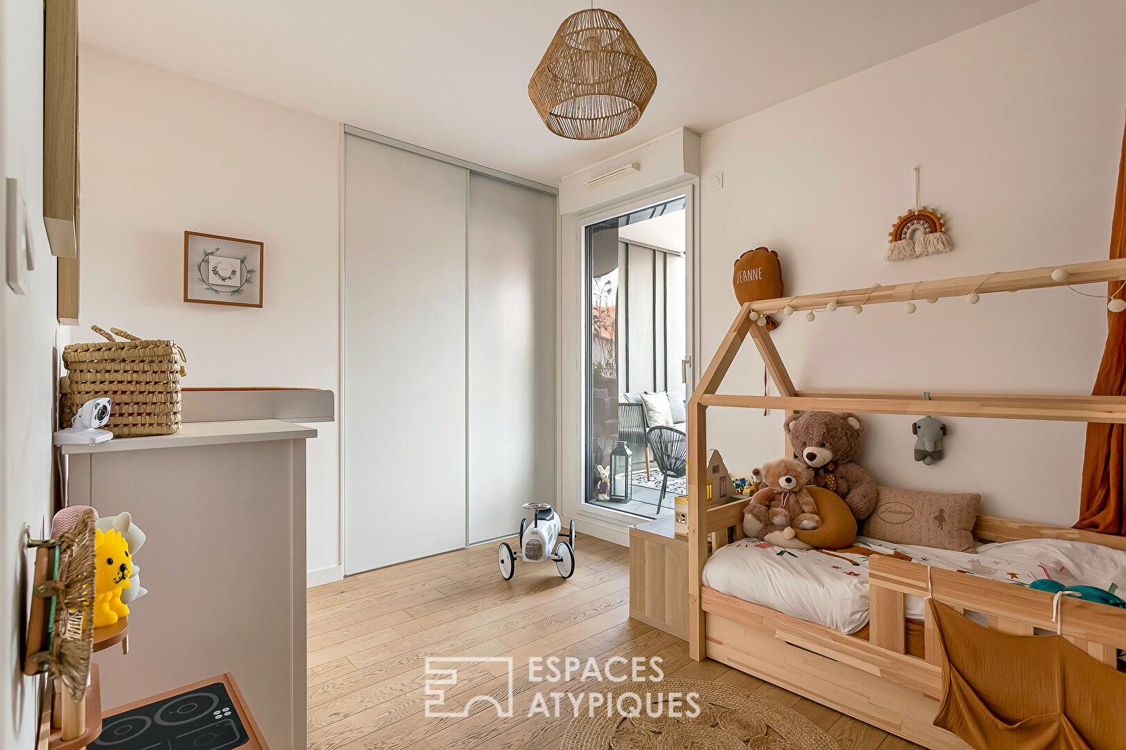 Appartement contemporain avec terrasse et vue dégagée