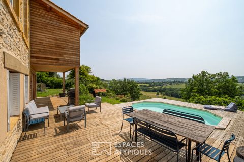 Ancienne école réhabilitée en maison familiale avec vue spectaculaire