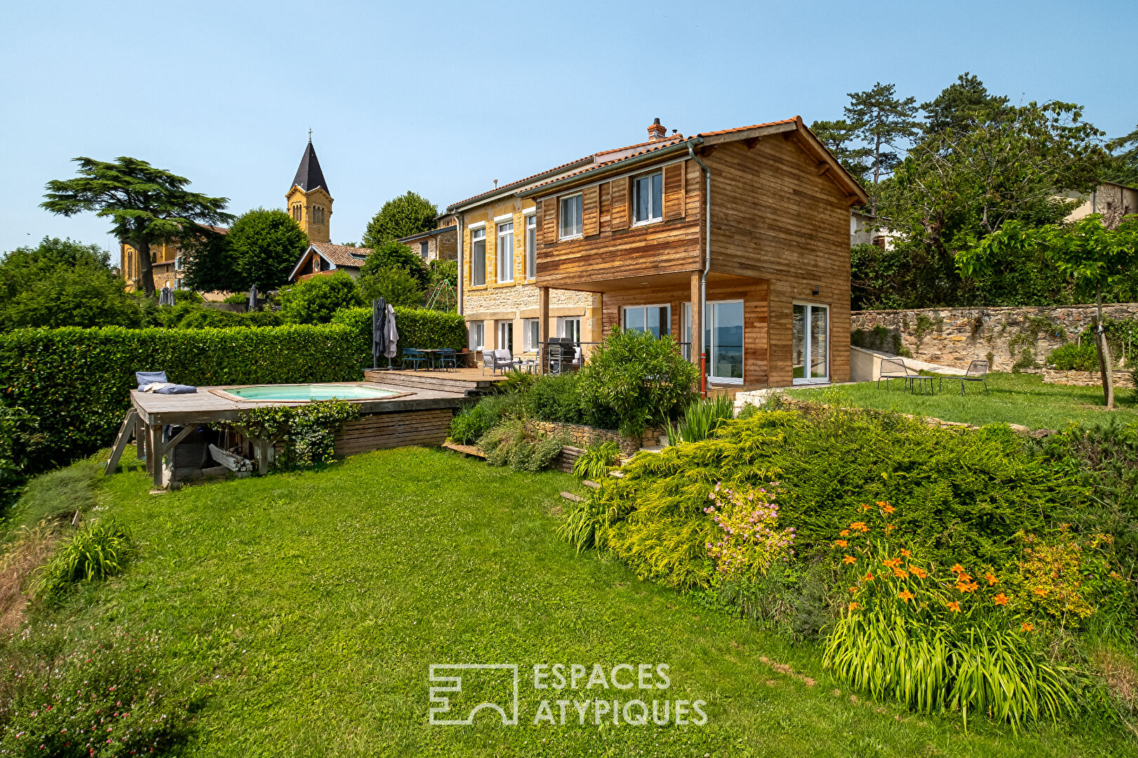 Ancienne école réhabilitée en maison familiale avec vue spectaculaire