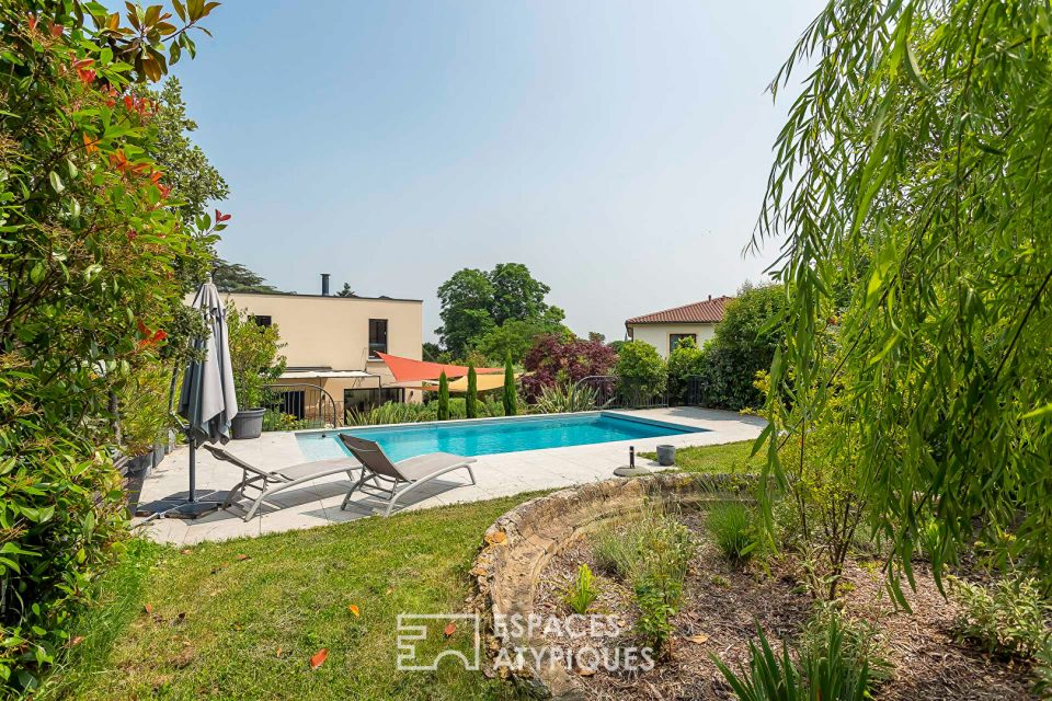 Maison contemporaine avec piscine et jardin paysagé à 400 m du centre-ville