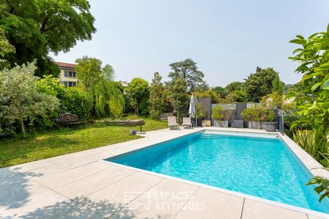 Maison contemporaine avec piscine et jardin paysagé à 400 m du centre-ville