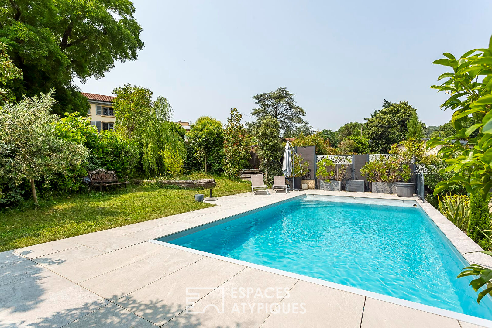 Maison contemporaine avec piscine et jardin paysagé à 400 m du centre-ville