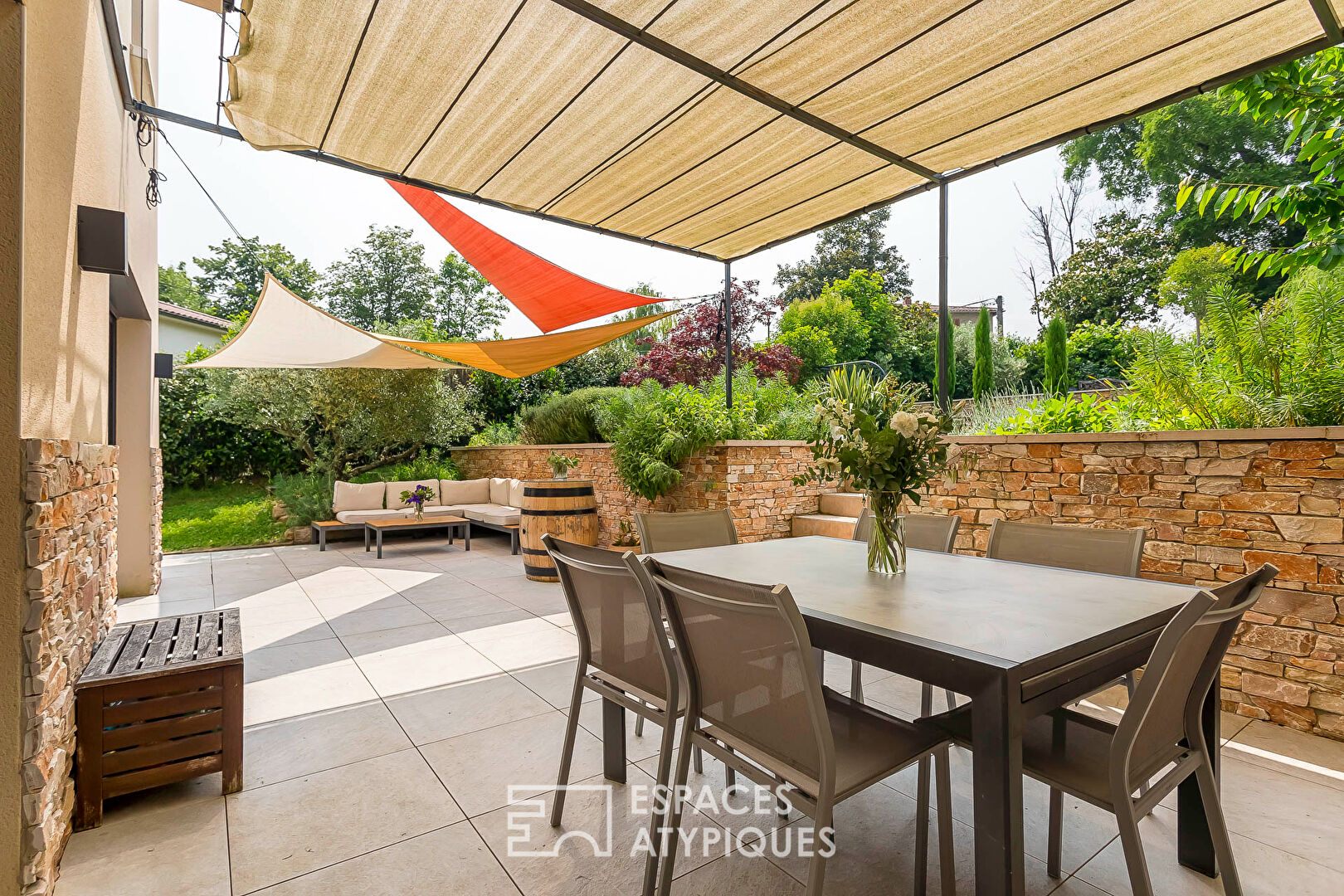 Maison contemporaine avec piscine et jardin paysagé à 400 m du centre-ville