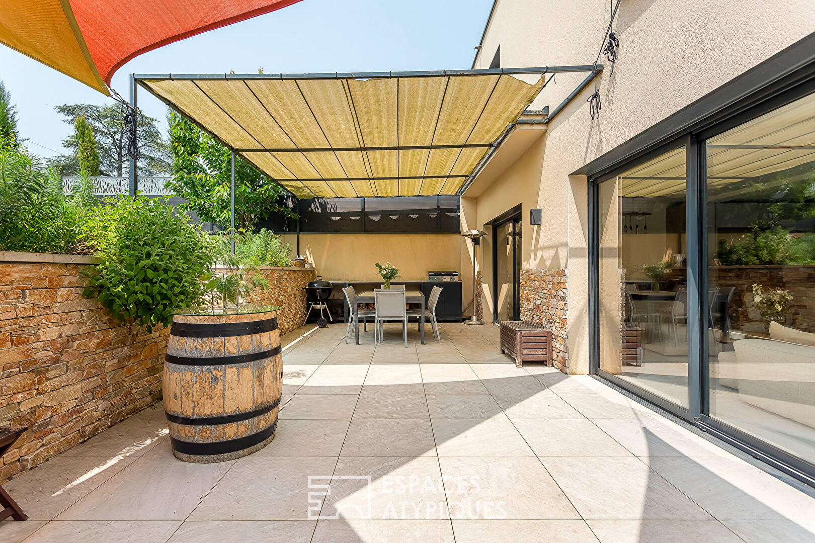 Maison contemporaine avec piscine et jardin paysagé à 400 m du centre-ville