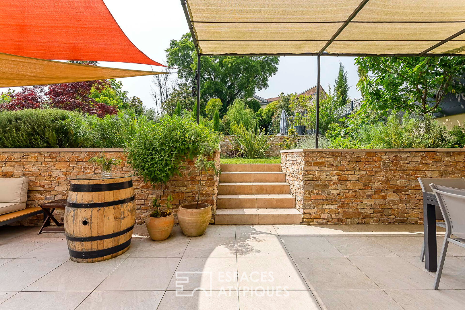 Maison contemporaine avec piscine et jardin paysagé à 400 m du centre-ville