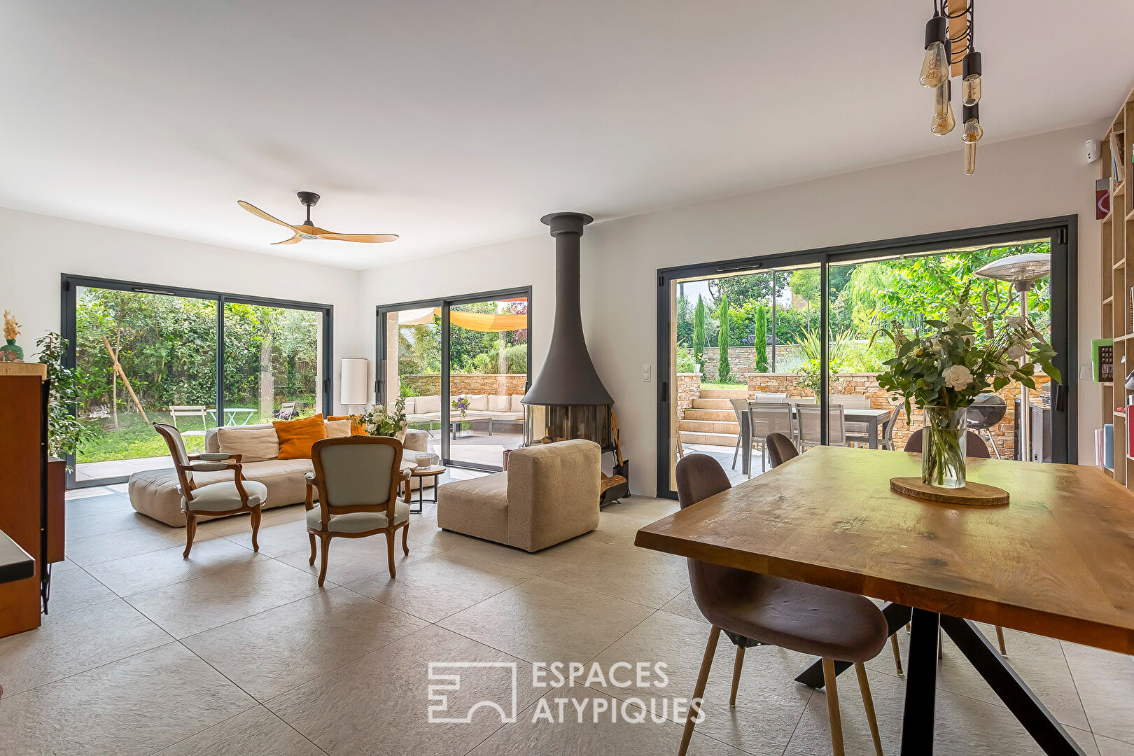 Maison contemporaine avec piscine et jardin paysagé à 400 m du centre-ville