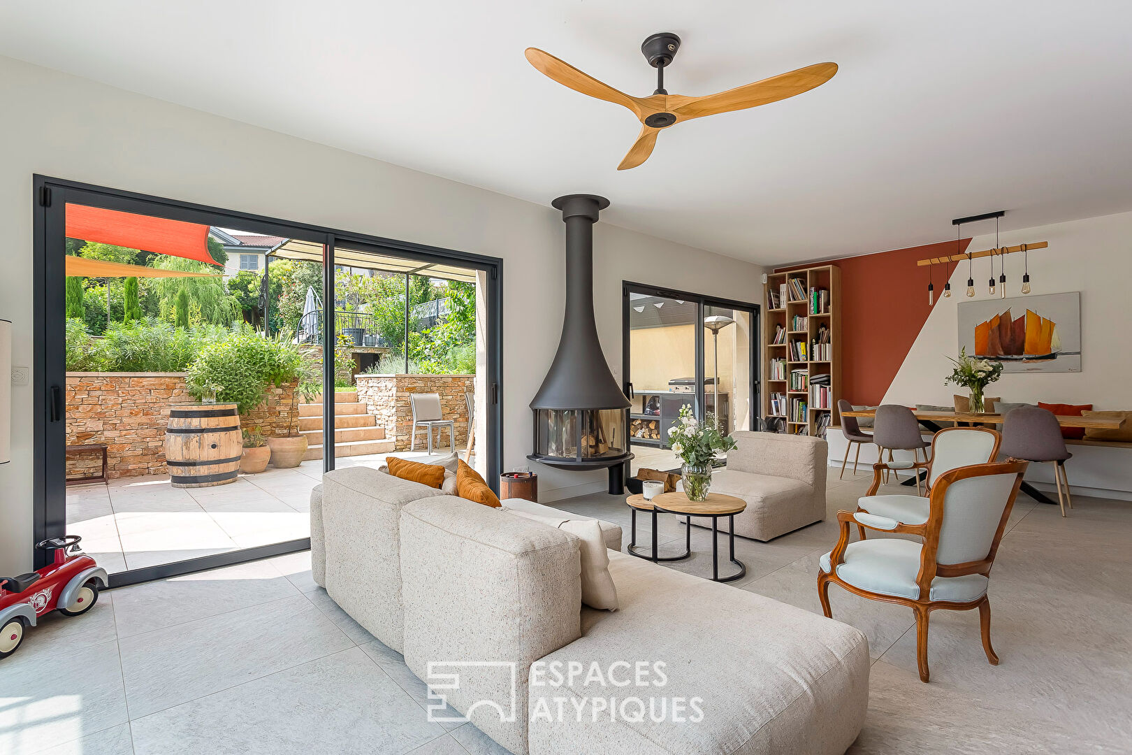 Maison contemporaine avec piscine et jardin paysagé à 400 m du centre-ville