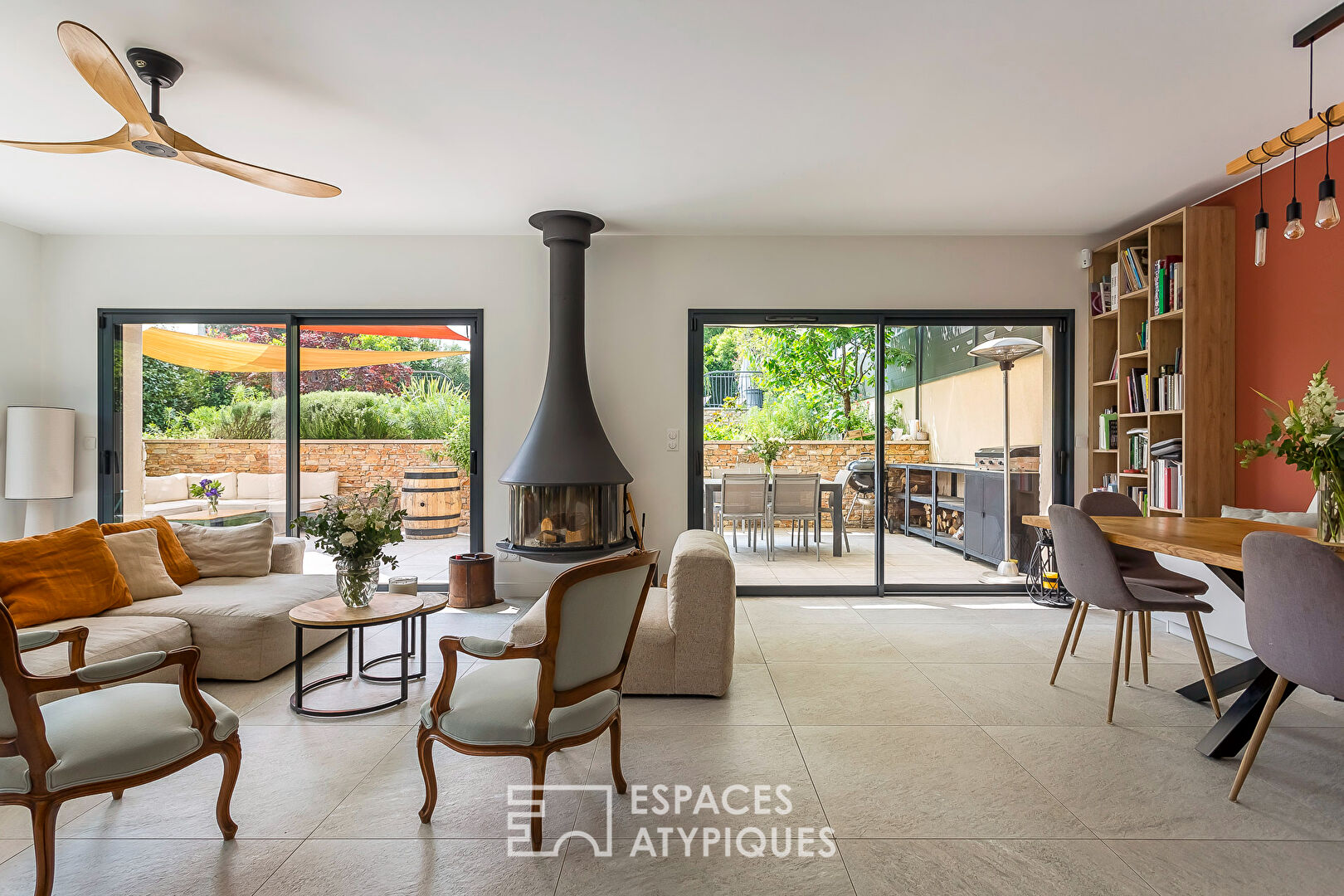 Maison contemporaine avec piscine et jardin paysagé à 400 m du centre-ville