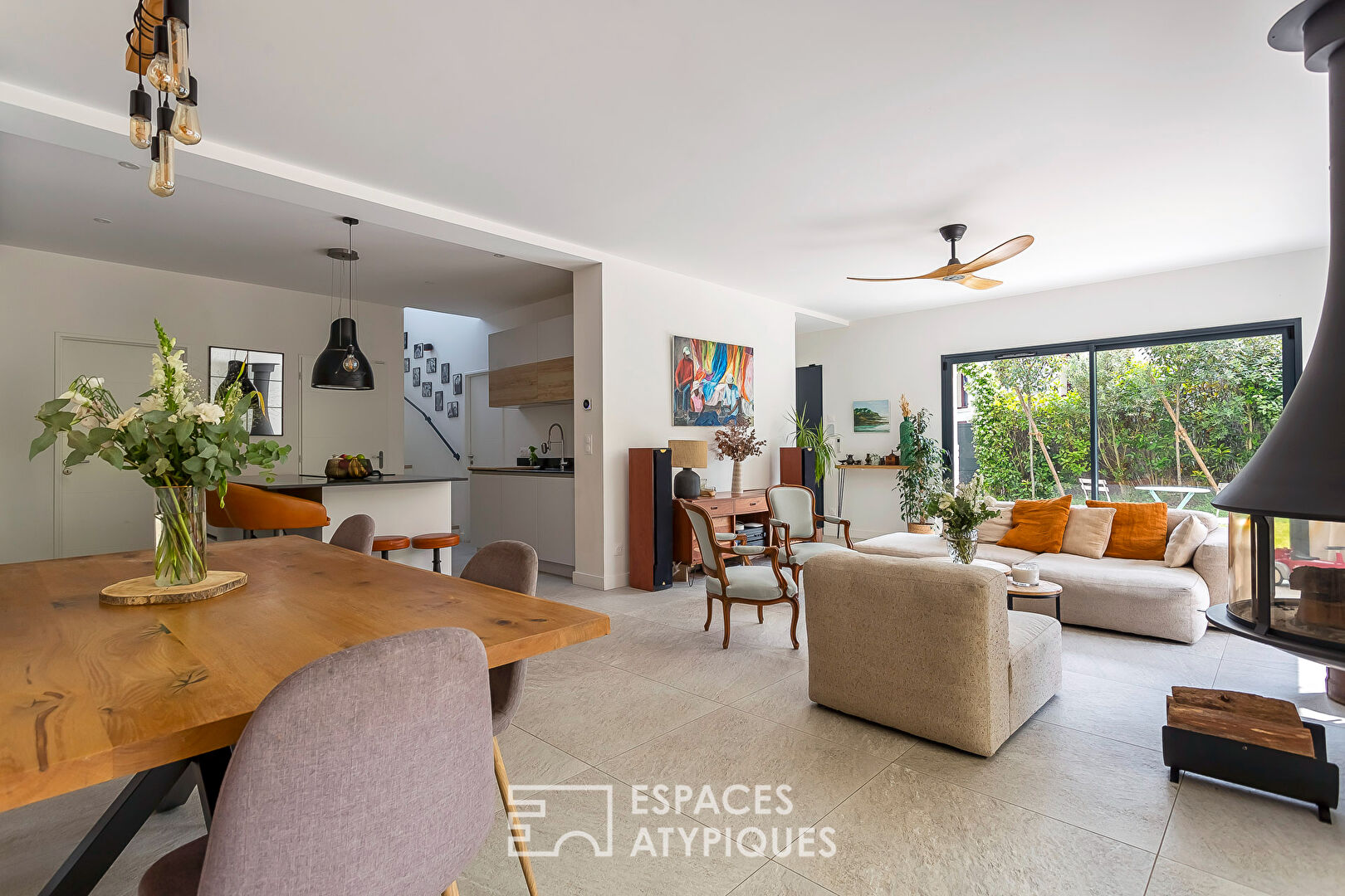 Maison contemporaine avec piscine et jardin paysagé à 400 m du centre-ville