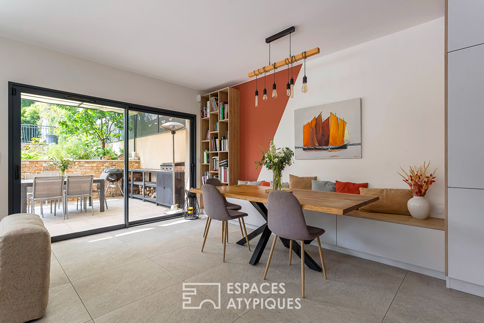 Maison contemporaine avec piscine et jardin paysagé à 400 m du centre-ville