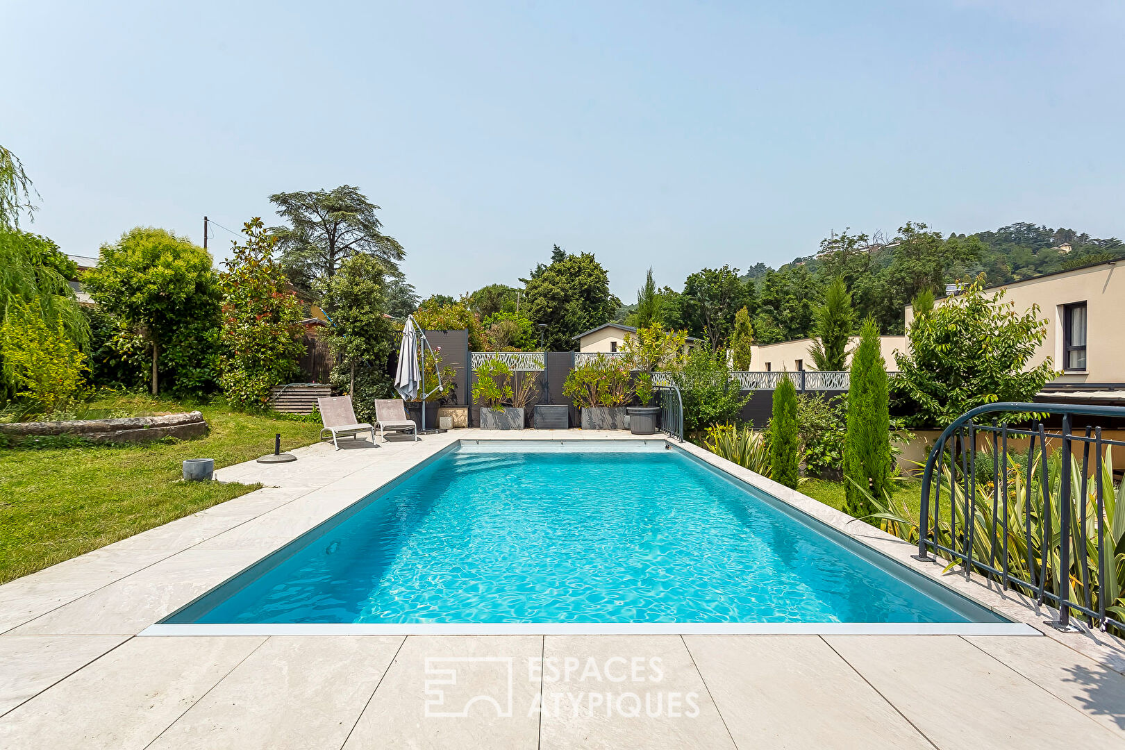 Maison contemporaine avec piscine et jardin paysagé à 400 m du centre-ville