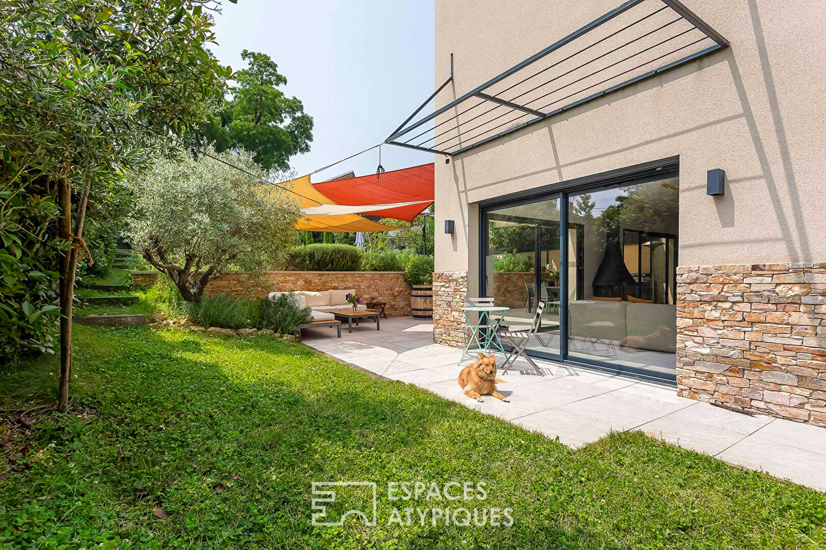 Maison contemporaine avec piscine et jardin paysagé à 400 m du centre-ville