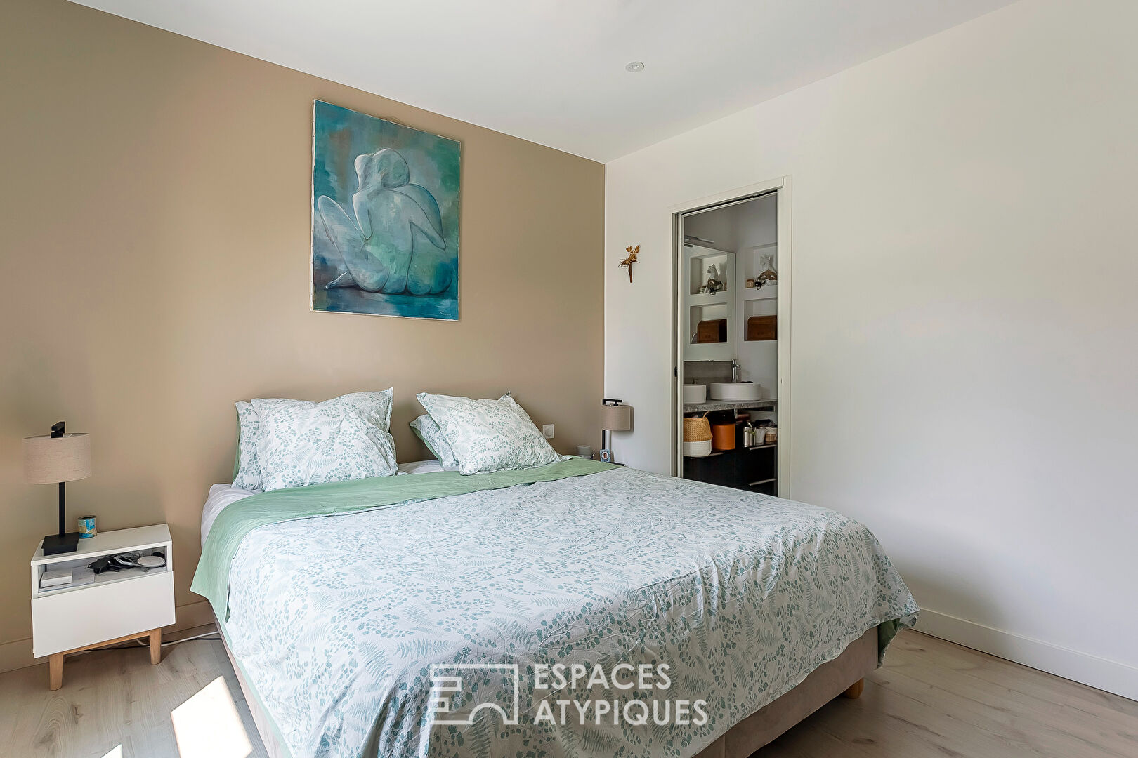 Maison contemporaine avec piscine et jardin paysagé à 400 m du centre-ville