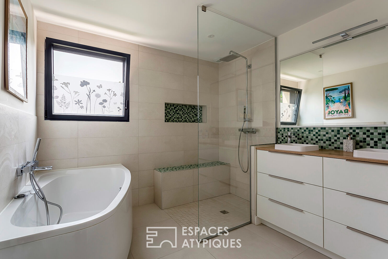Maison contemporaine avec piscine et jardin paysagé à 400 m du centre-ville