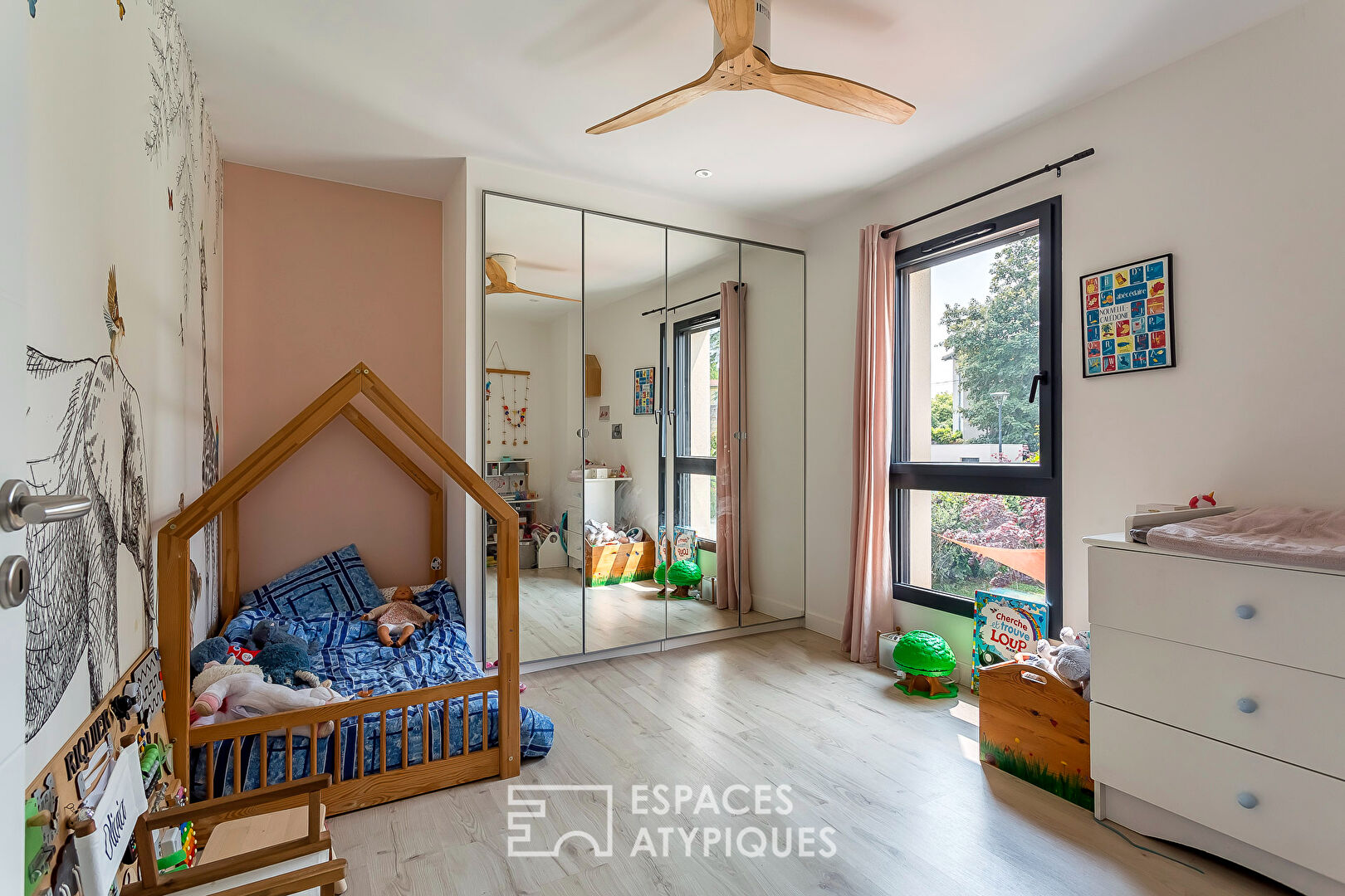 Maison contemporaine avec piscine et jardin paysagé à 400 m du centre-ville