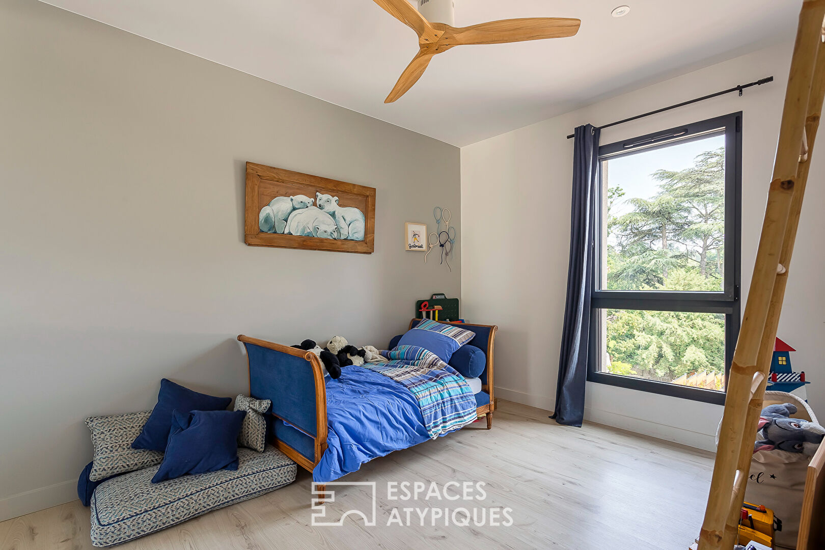 Maison contemporaine avec piscine et jardin paysagé à 400 m du centre-ville