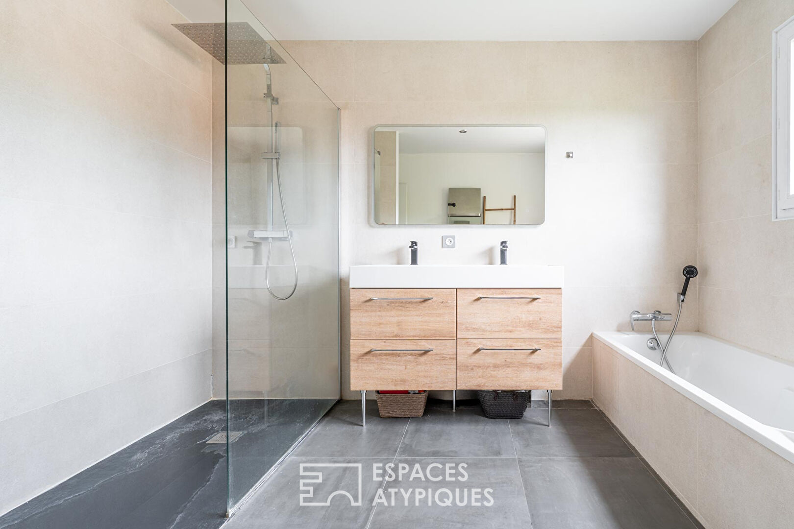 Maison récente avec piscine au calme