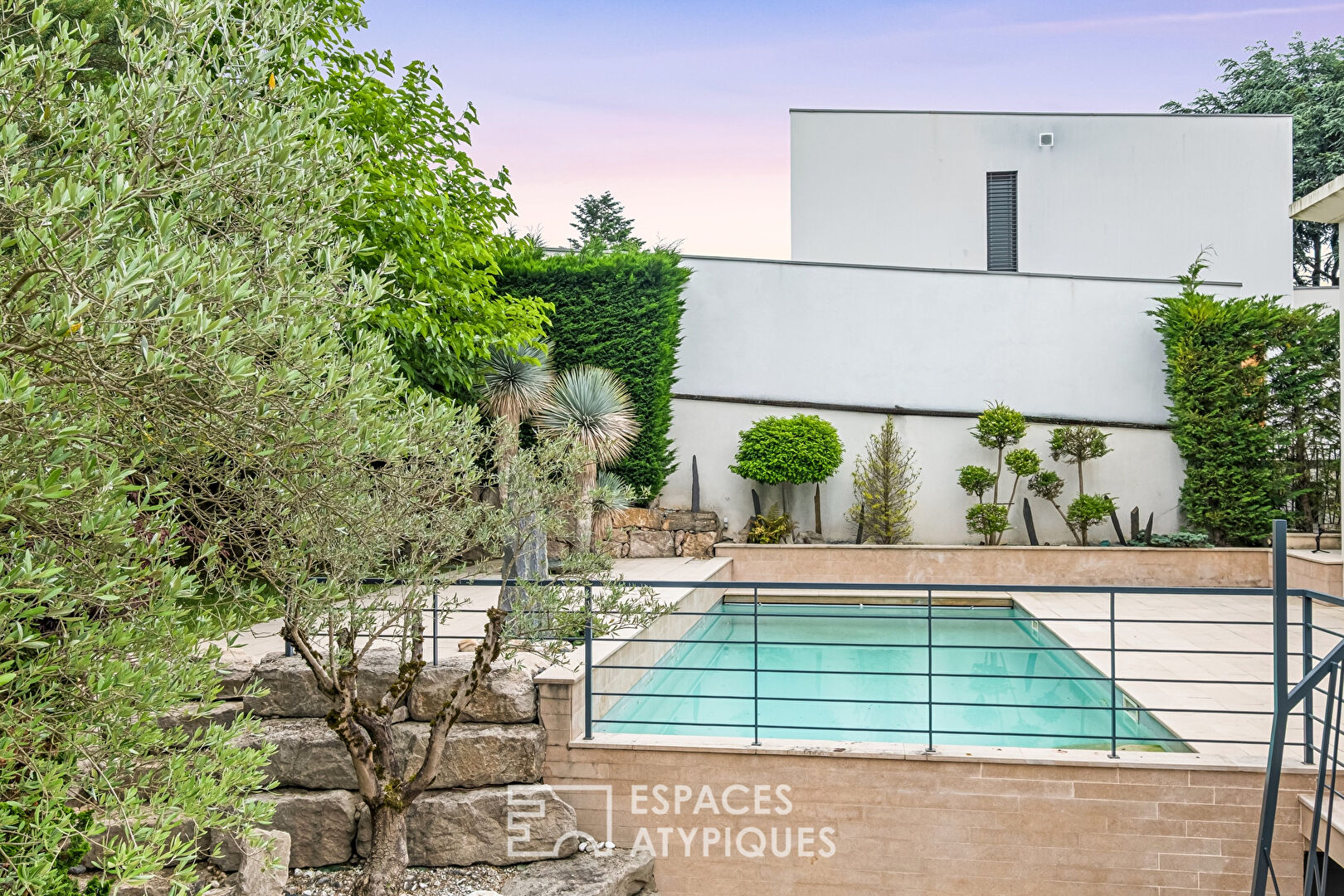 Maison contemporaine avec piscine au calme absolu
