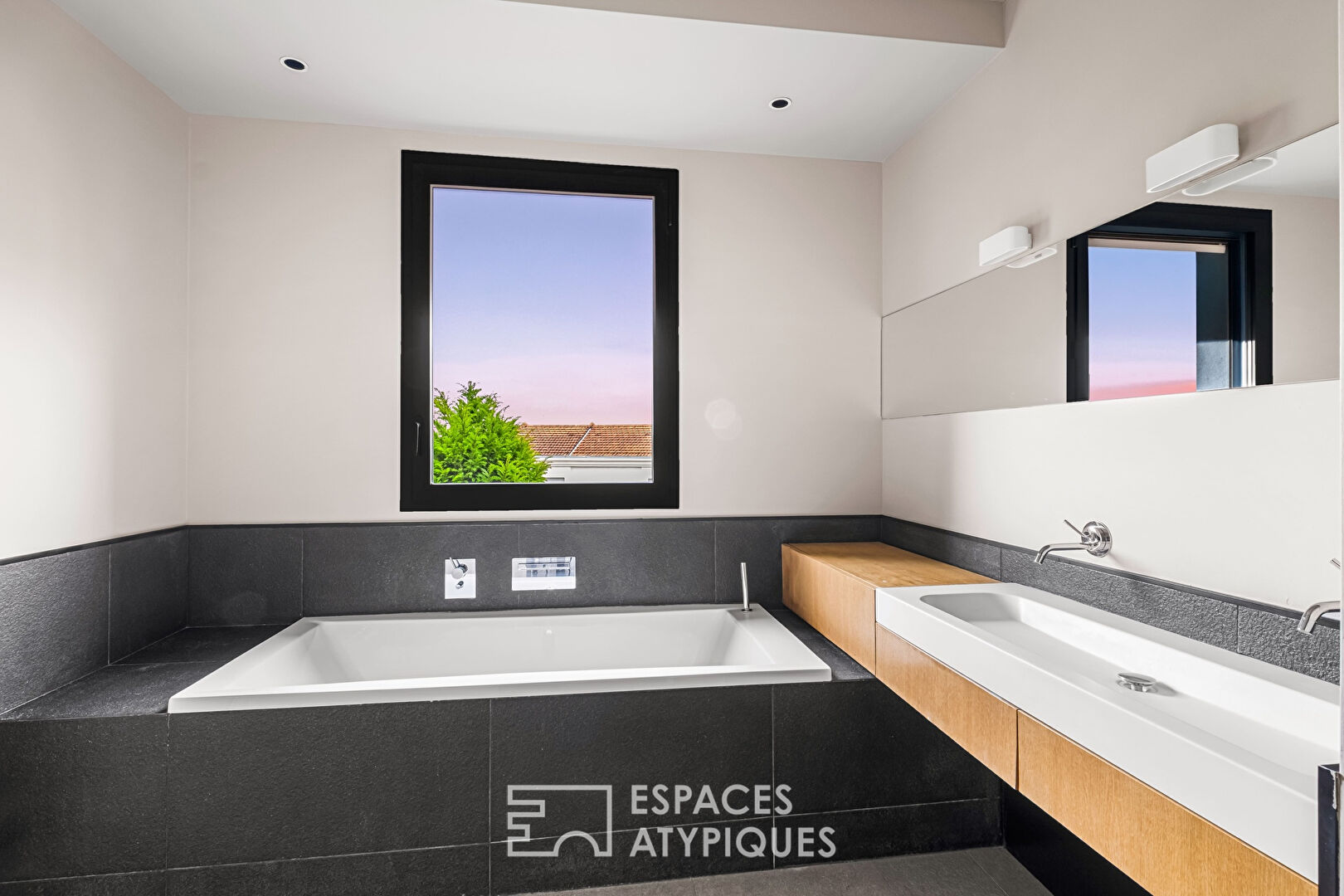 Maison contemporaine avec piscine au calme absolu